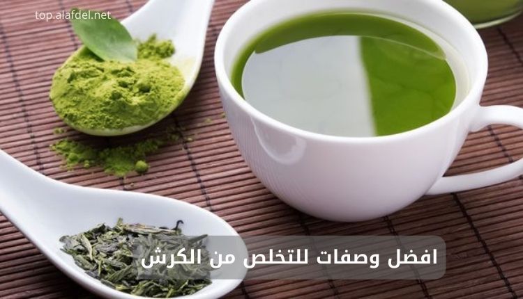 صورة بها كوب شاي أخضر مع معالق بها أعشاب ضمن بيان افضل وصفات للتخلص من الكرش