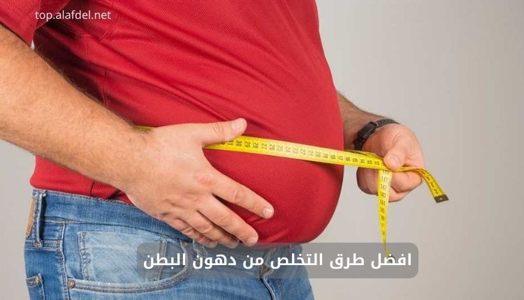 صورة بها شخص سمين يقيس محيط خضره ضمن بيان افضل طرق التخلص من دهون البطن